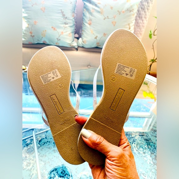 ✨ American Eagle✨ Metallic Silver Flip Flops W/Crystal Detail - Picture 6 of 10